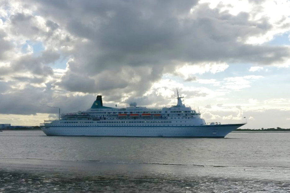 Die ehemalige Norwegian Star auf ihrer letzten Fahrt als Albatros am 12. Oktober 2020 in Bremerhaven