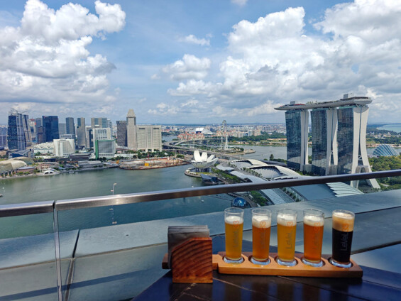 Blick von der Level 33 Bar, Singapur