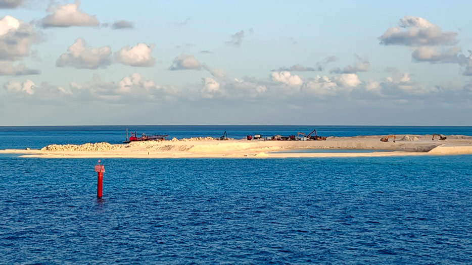 Bauarbeiten auf Little Cay im April 2025