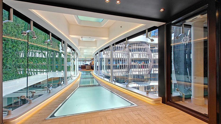 Glasbrücke verbindet die zwei Seiten des Buffet-Restaurants Buffet Il Mercati