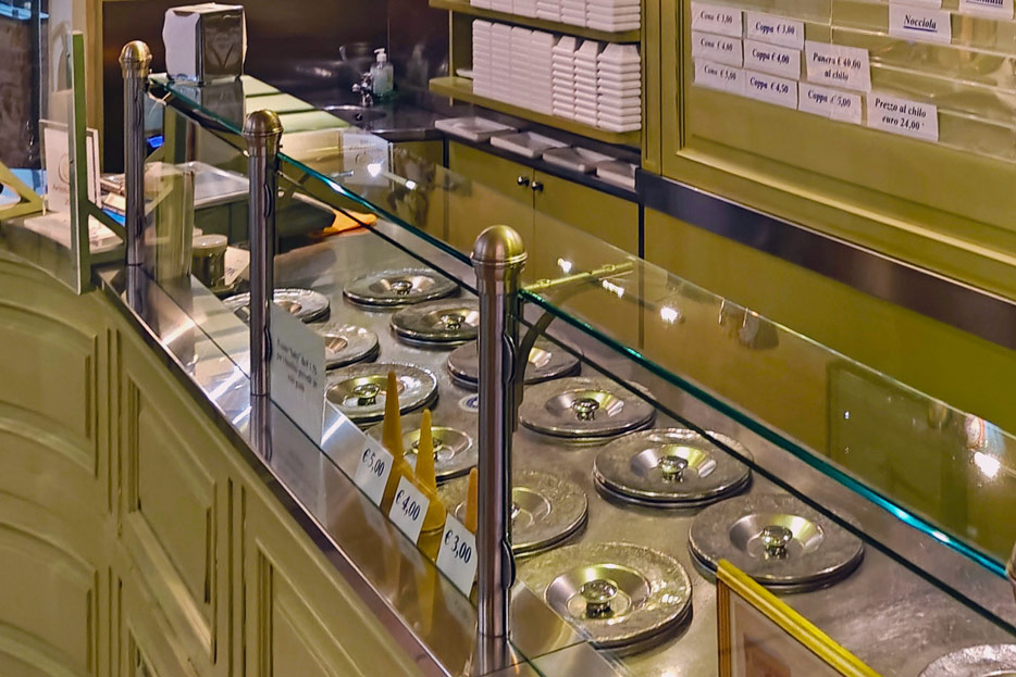 Macht nicht viel her, sichert aber die perfekte Temperatur des Gelato sicher (Gelateria Profumo, Genua)