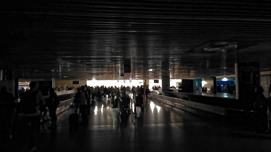 Stromausfall in Portugal und Spanien - hier: Gepäckausgabe am Flughafen Lissabon