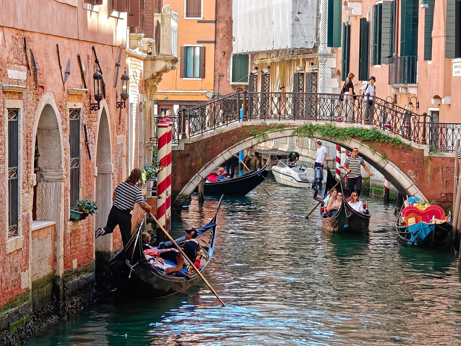 Gondelverkehr in den Kanälen von Venedig