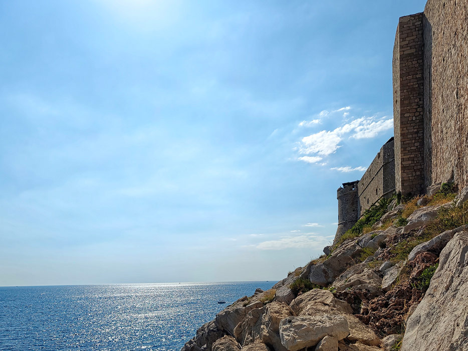 Buza Bar, Blick auf die Stadtmauer