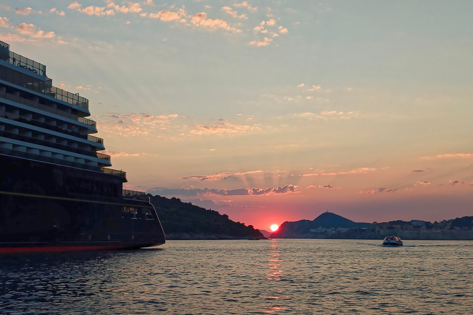 Explora I, noch lange nach Sonnenuntergang vor Dubrovnik vor Anker